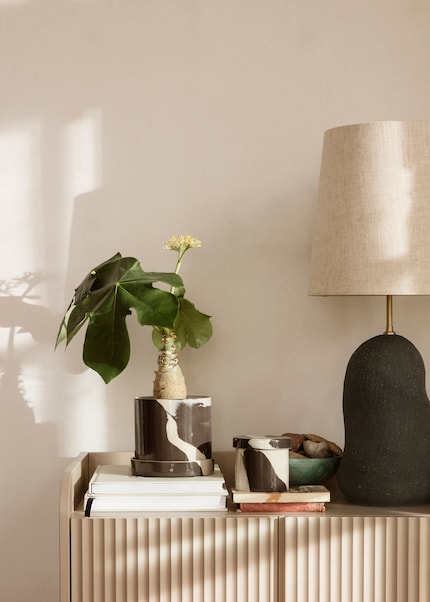 Un mélange d'argile bicolore rend chaque pièce de la collection de faïence unique.