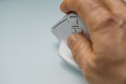 La posizione dell'appoggio per il pollice del Keychron M6 4K è perfetta.