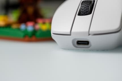 Se l'M6 4K è a corto di batteria, lo ricarico tramite USB-C.