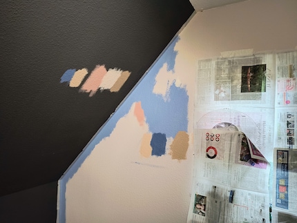 Das Blau an den Kanten ist das verschmähte Horizontblau. Die blau-beige-Kombination ganz links und in der Mitte machten am Ende das Rennen.