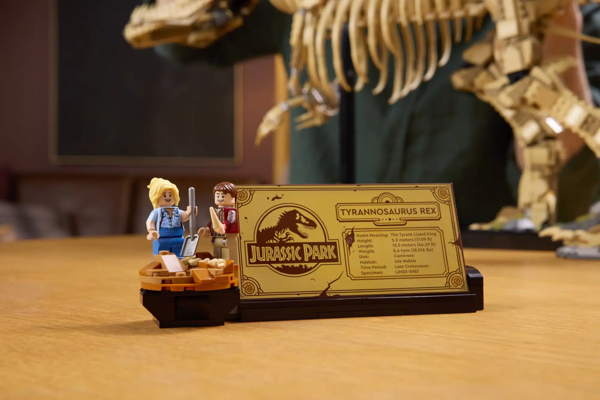 Die beiden Mini-Figuren Dr. Ellie Sattler und Dr. Alan Grant sind ein nettes Extra zum Dinosaurier-Skelett.