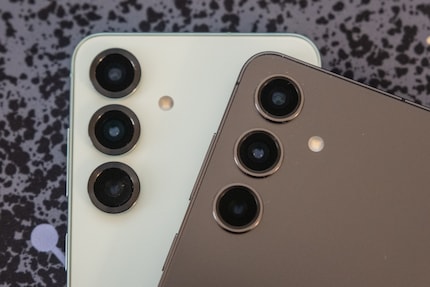Seules les lentilles sont visuellement différentes sur le nouveau Samsung Galaxy S25 gauche.