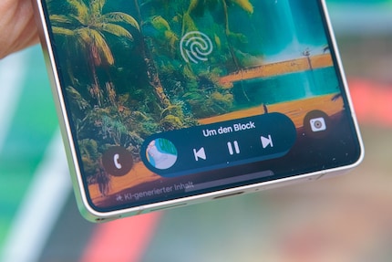 The Now Bar is small and discreet, but other smartphones offer information and controls on the lock screen even without a large AI banner.
