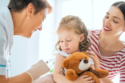 Sourire éclatant, enfant profondément détendu - il n'y a que dans la banque d'images que le thème de la vaccination est aussi imagé.