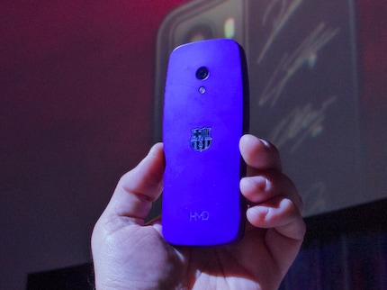 Das HMD Barca 3210 in der blauen Version. Speziell ist das rückseitige Logo und einige Easter Eggs.