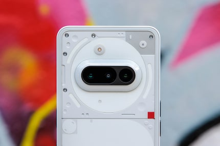 The phone (3a) has three cameras on the back.