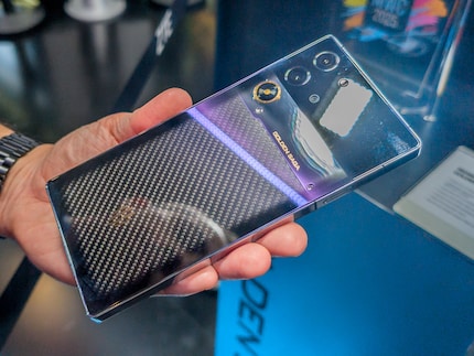 Das Redmagic 10 Pro in der Golden Saga Edition: mit viel Gold und Spiegelglanz.