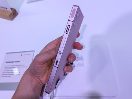 Schultertasten, Powerbutton und Luftkühlung findest du an der rechten Seite.