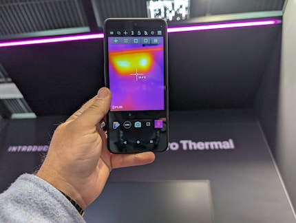 Avec la caméra thermique, je découvre une source de chaleur (auparavant cachée) dans la couverture de voyage.