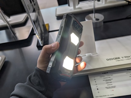 Le Doogee V-Max est aussi une lampe de camping.