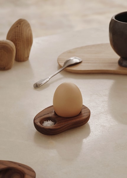 Sculpté dans le bois, ce coquetier est beau et offre un toucher agréable.