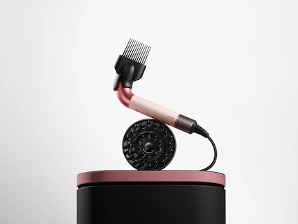 Un accessoire peigne et un accessoire diffuseur : ils conviennent aux cheveux frisés et crépus.