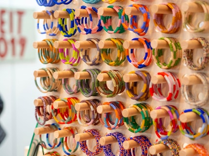 Armbänder und Schlüsselanhänger.