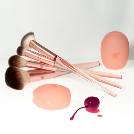Die limitierte Cherry-on-top-Edition von Real Techniques umfasst diverse Tools sowie Powder-Puffs und Pinsel-Schutzhauben aus Silikon.