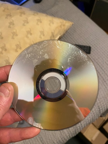 Der User rggkjg1 aus dem Animesuperhero-Forum zeigt seine beschädigte DVD von der Superman Ultimate Collector's Edition.