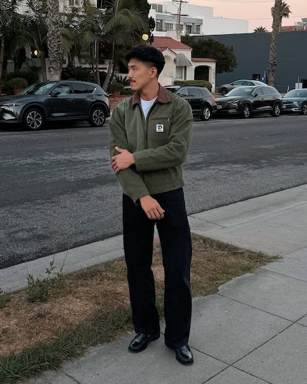 Une veste de travail vert olive pour un combo simple, mais stylé.