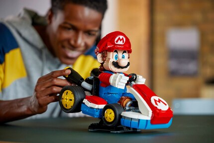 Grazie al supporto mobile, puoi sistemare il kart di Mario in diverse pose.