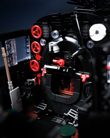 Das Bluebrixx-Modell zeigt ein detailliertes Cockpit mit realistischen Bedienelementen und Feuerkammer.