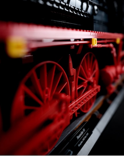 Die roten Treibräder und Gestänge sind originalgetreu nachgebildet.