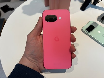L'appareil mobile est agréable dans ma main plutôt petite.