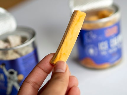 Uno stecco di crema di frutta essiccato da un gelato 100% reale.