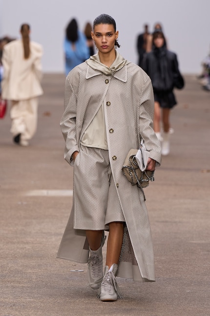 Der Rasant von Adidas by Stella McCartney mit Schnürsenkel-Fransen.
