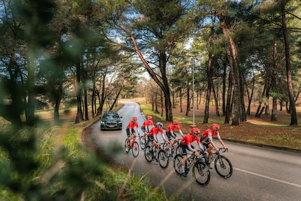 The six-strong Thömus maxon team on a training ride.