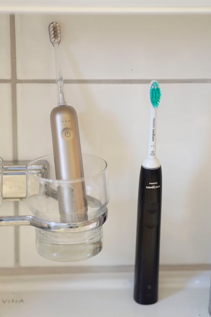 E trova posto persino nel bicchiere dello spazzolino sotto l'armadietto a specchio.