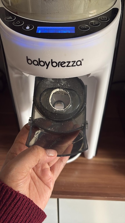 Dopo aver preparato quattro biberon, il contenitore deve essere risciacquato.