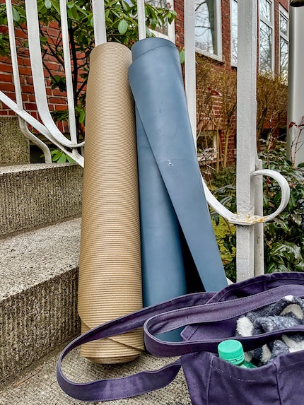 L'oggetto di prova e il mio vecchio tappetino pronti per la lezione di yoga.