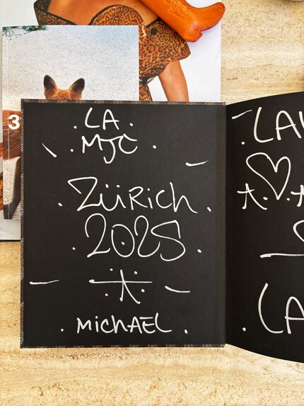 Mit Herzchen und Sternchen signiert. Merci.