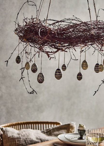 Une simple couronne de branches avec des décos de Pâques discrètes apporte une touche d’élégance à votre intérieur.