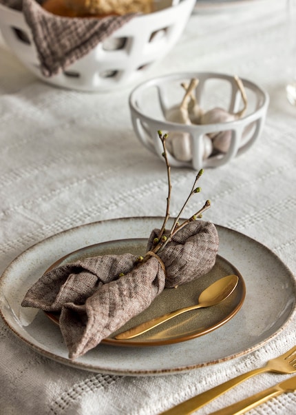 Fini les lapins : la serviette de Pâques complète chaque couvert.