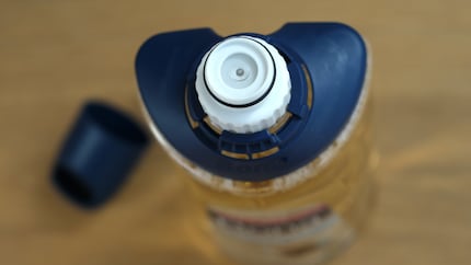 Il flacone ha una valvola che rilascia il detergente solo quando è inserito nel suo alloggio.
