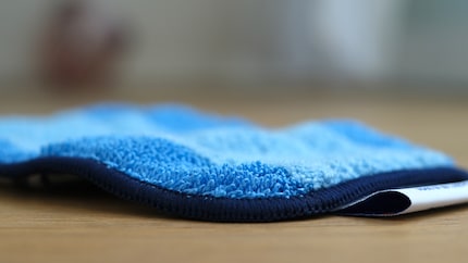 Ecco come si presenta il panno in microfibra che pulisce il pavimento in parquet.