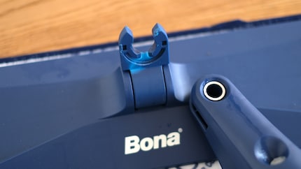 Il giunto girevole è in plastica e sembra un po' usurato.