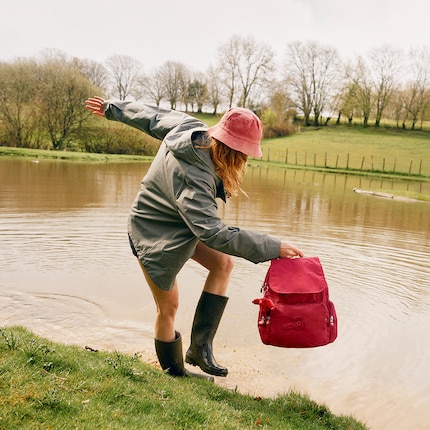 Der City Pack von Kipling in Rot mit charakteristischem Affen-Anhänger.
