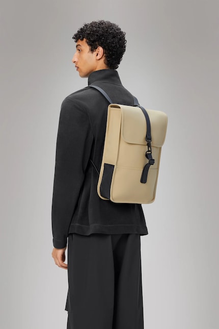 Der Backpack von Rains in der Mini-Version bietet genug Platz für einen 13-Zoll-Laptop.