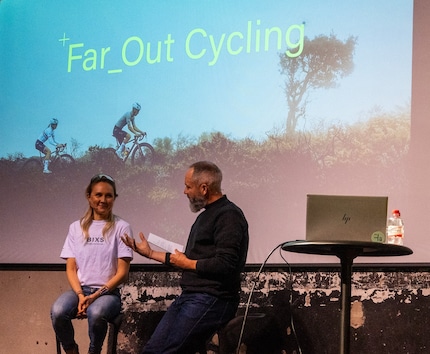 Annabel Fisher in conversation with team manager Fridolin Engler.