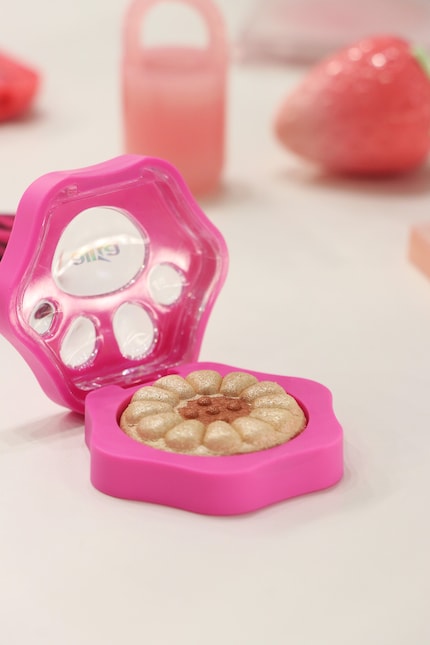 Dieser Highlighter besitzt gleich zwei Nuancen: champagnerfarbene Blütenblätter und einen bronzefarbenen Stempel. Aussteller: Allta