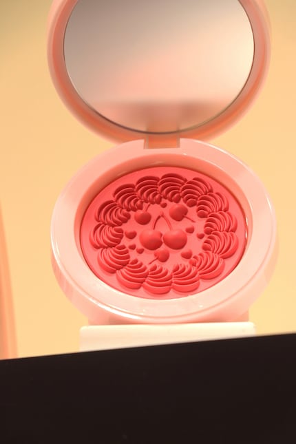 Auch cremige Blushes werden raffiniert dekoriert. Aussteller: Cosoran Cosmetics