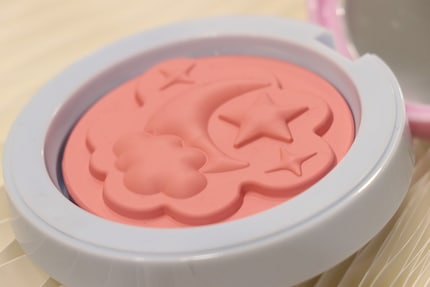 Wolken, Mond und Sterne: ein Wangenrouge in Kaugummi-Pink. Aussteller: Cosoran Cosmetics