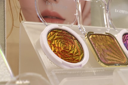 Etwas für Mutige: Dieser Duochrome-Highlighter mit Rosen-Prägung zeigt sich je nach Lichteinfall in einer anderen Farbe. Aussteller: Domiline
