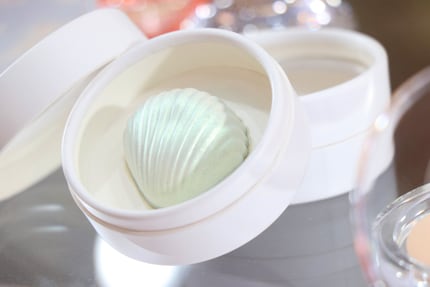 Der Muschel-Highlighter besitzt einen grünen Einschlag. Aussteller: Joinus Biology
