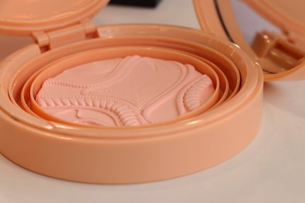 Die Details dieses Color-Correcting-Puders sind der Wahnsinn. Aussteller: Marshmallow Makeup