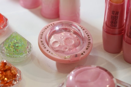 Mondkrater in schimmerndem Rosa. Aussteller: Yiwu Orient Fairy Cosmetic Co.