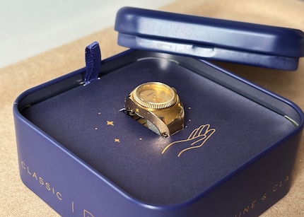 La bague-montre dans son écrin.