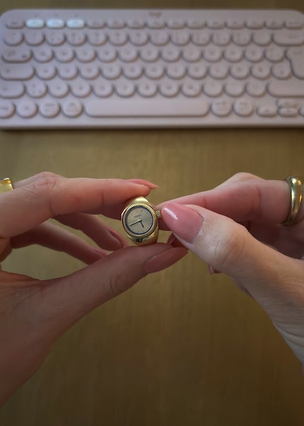 Avec des ongles longs, régler la montre relève du défi.