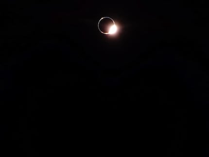 Total solar eclipse on the moon | On 14 March 2025, the lunar probe Blue Ghost 1 was able to observe a total solar eclipse from Mare Crisium as the Earth moved in front of the sun. From Earth, a total lunar eclipse was visible from the western hemisphere. Seen from the moon, the Earth has an apparent diameter four times larger than that of the sun, here a small part of it can still be seen at the lower edge, creating a diamond ring effect. The bright ring comes from the Earth's atmosphere, it is not the Sun's corona that is shining here.