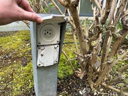 An example of an outdoor socket outlet featuring protection according to the old standard. I found it in the courtyard of our Pfingstweidpark office building in Zurich. Since SN 441011 came into force, this type would now be considered an IP21 socket.